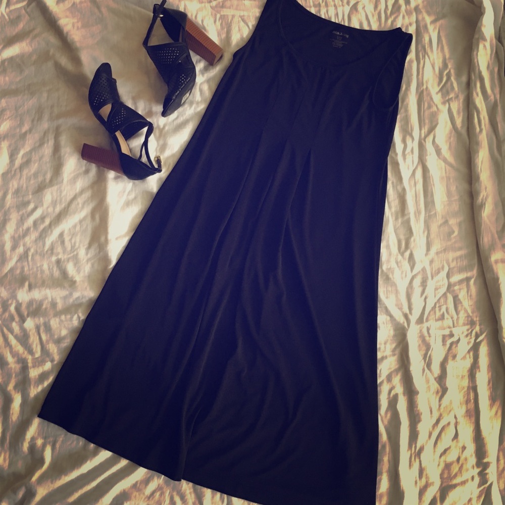 Loose black dress
